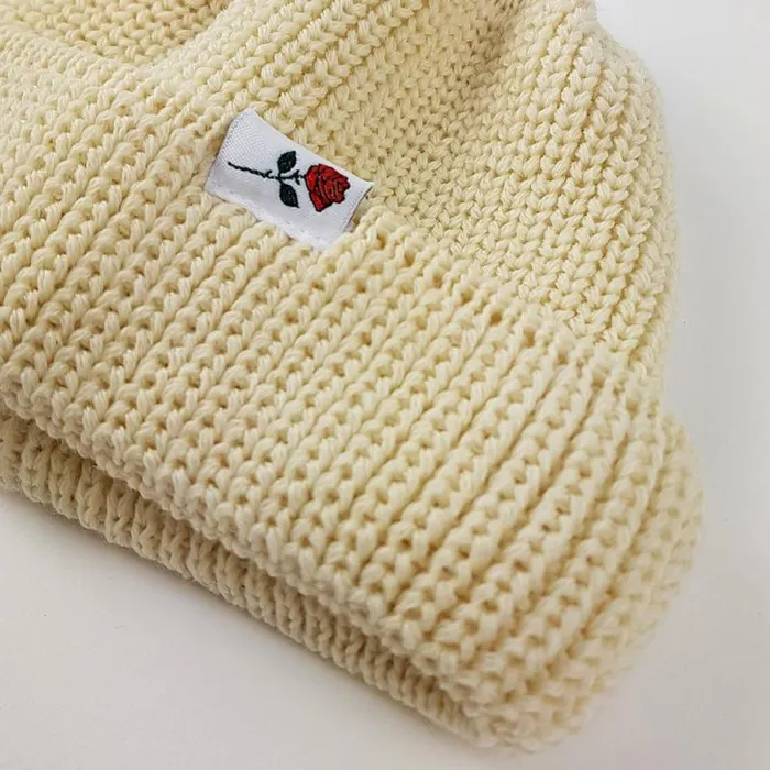 MenWomen BEANIES CAPS and SCARVES Vertere Berlin SHORT WOOL BEANIE ROSE 8211 OFFWHITE