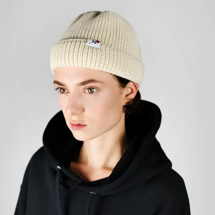 MenWomen BEANIES CAPS and SCARVES Vertere Berlin SHORT WOOL BEANIE ROSE 8211 OFFWHITE