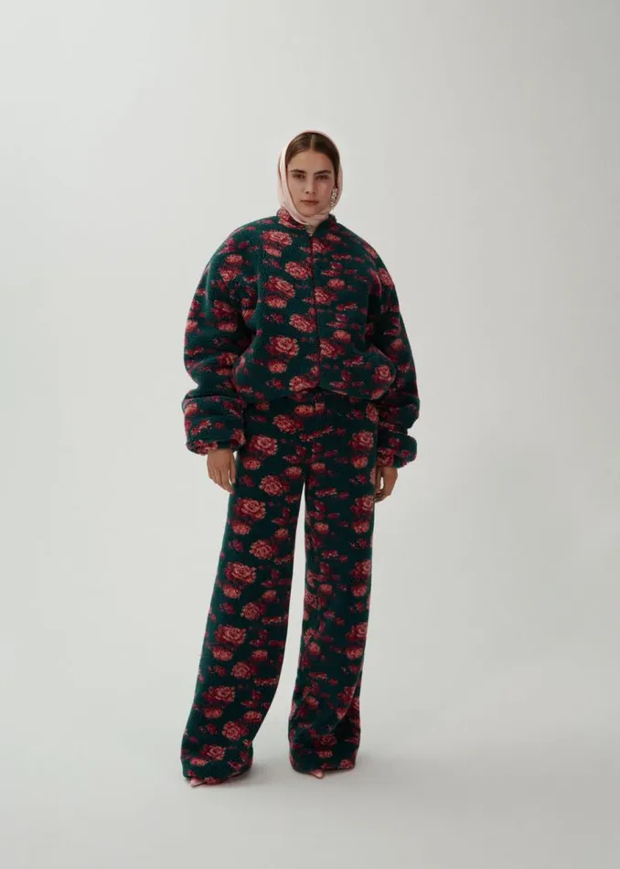 Shop Magda Butrym Pants Oversized Fleece Pants In Dark Green Floral Print Shop Magda Butrym Pants Oversized Fleece Pants In Dark Green Floral Print
